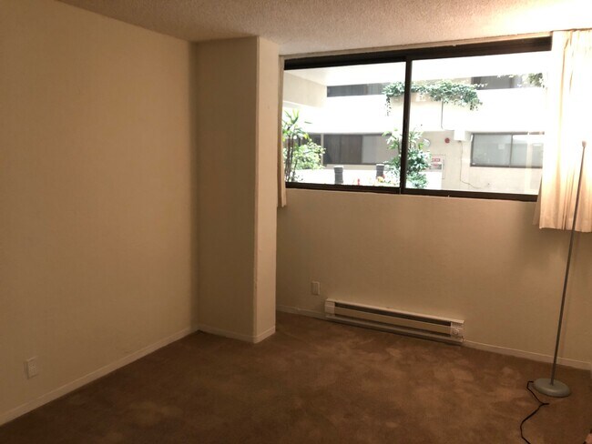 Building Photo - 2055 Sacramento St