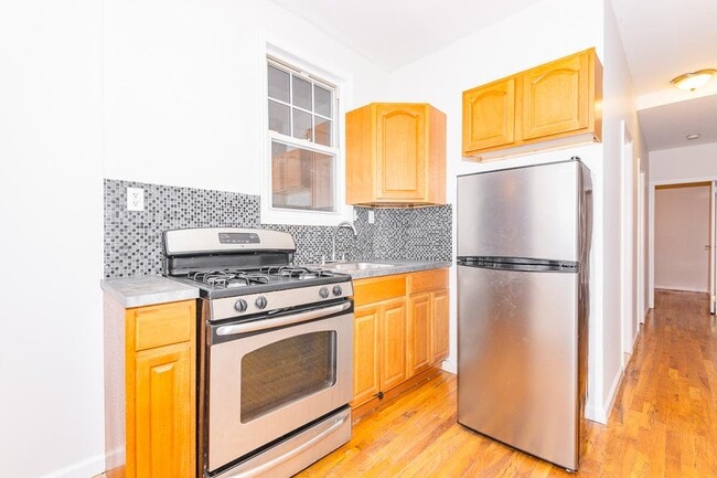 Building Photo - 1327 Halsey St