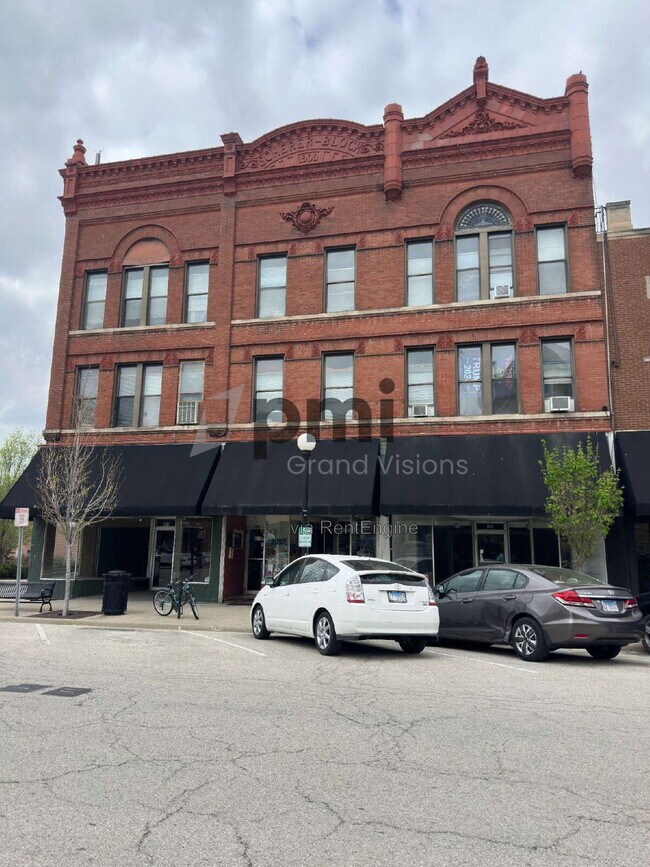 Building Photo - 601 Monroe Ave