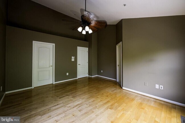 Building Photo - 1156 Regal Oak Dr
