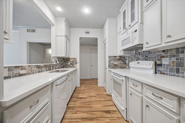 Building Photo - 2475 Underwood St