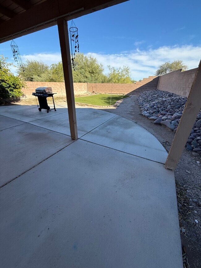 Building Photo - HOUSE FOR RENT