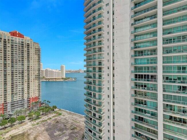 Building Photo - 1300 Brickell Bay Dr
