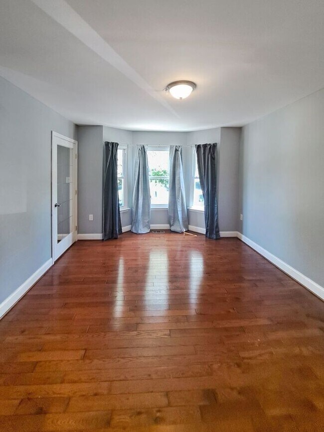 Building Photo - Amazing 4 Bedroom, 4 Bath SFH Corner Lot, ...