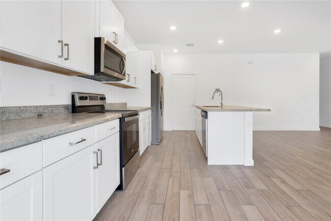 Building Photo - 846 SE 19th St