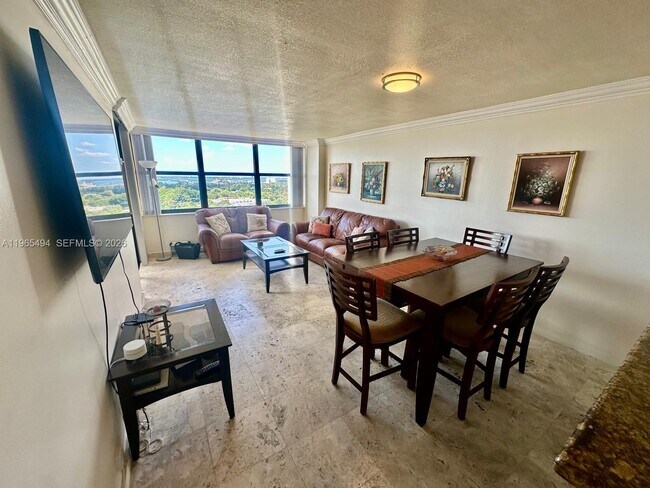 Building Photo - 2555 Collins Ave