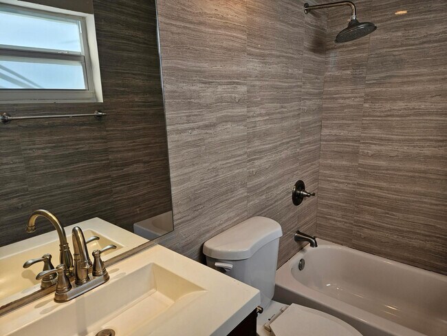 Building Photo - 13655 NE 10th Ave