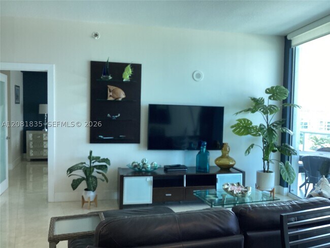 Building Photo - 6515 Collins Ave