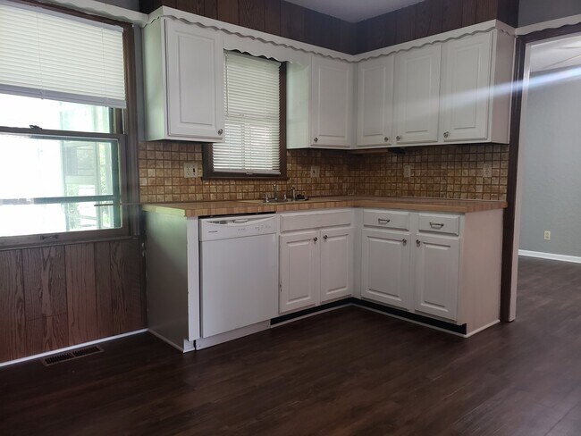 Building Photo - Remodeled Raytown Home-Available NOW!!