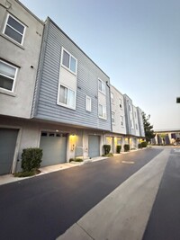 Building Photo - Unbeatable Downtown Escondido Townhome