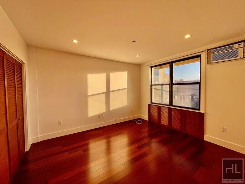 Building Photo - Gorgeous stabilized 1 bedroom with private balancony and in unit washer/dryer
