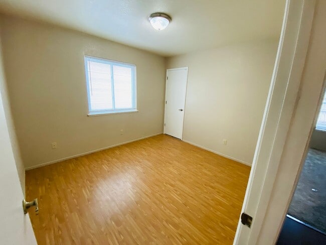 Building Photo - Fresh & Clean!!