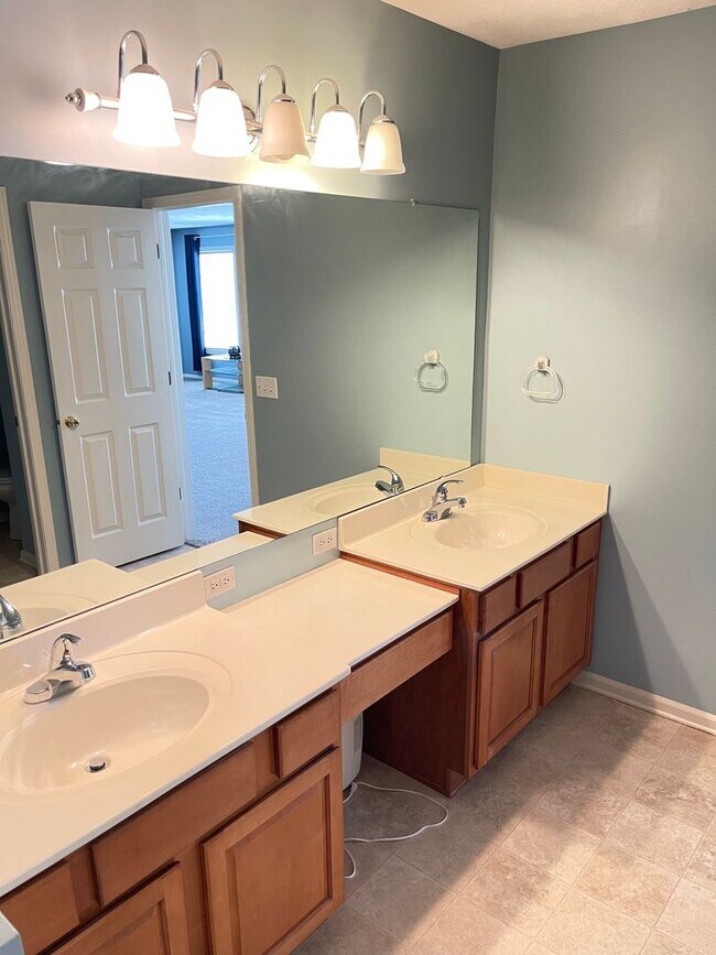 Building Photo - Move-in special. Beautiful 4 bed 2.5 bath 3000+sq ft