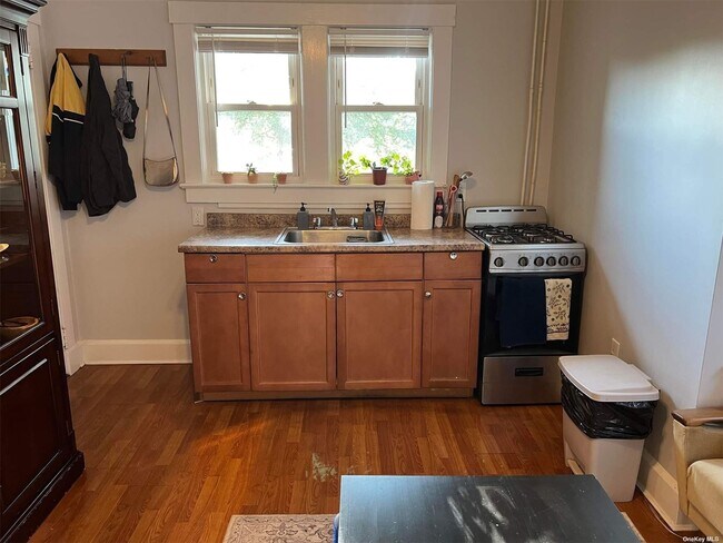 Building Photo - 26 S Bayles Ave