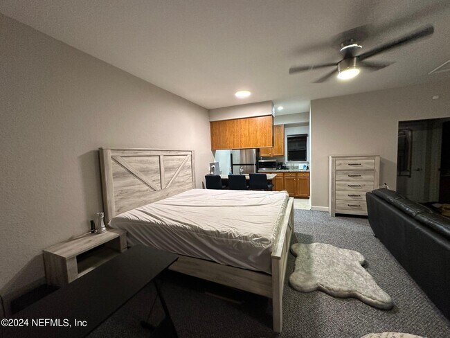 Building Photo - 439 Midway St