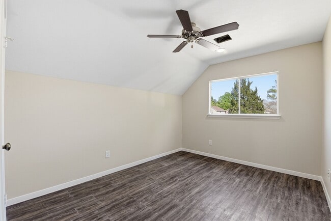 Building Photo - 8515 Leafdale Dr