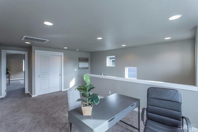 Building Photo - Newer Redmond Home with Extended 2 Car Gar...