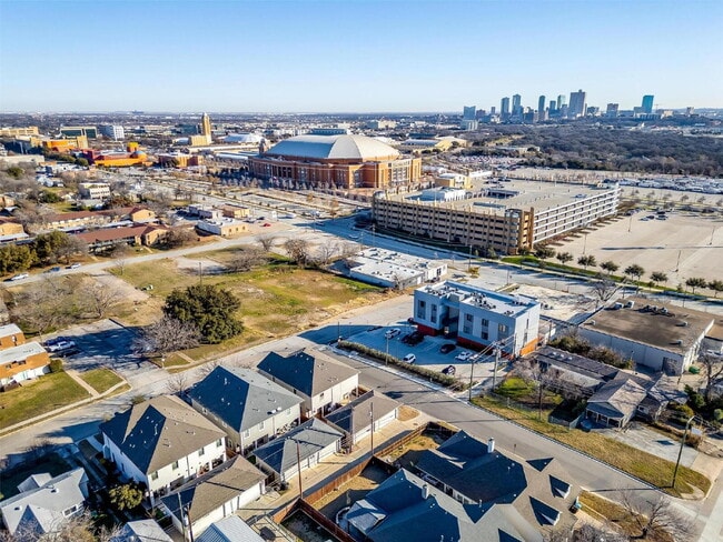 Building Photo - New Townhome Just Steps Away from Fort Worth's Cultural District