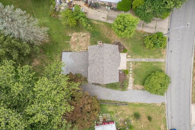Building Photo - AVAILABLE SEPT 1st!! Check out this BEAUTIFUL & UPDATED home in Penn Hills!