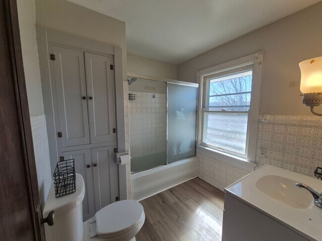 Building Photo - Charming 3 bedroom home