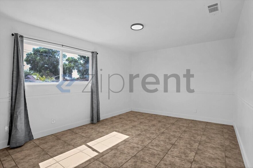Building Photo - Unit