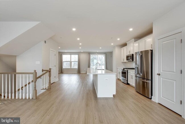 Building Photo - 8369 Meadowood Dr