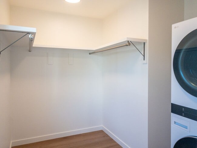 Building Photo - Stunning, Newly Remodeled, Top Floor Flat, Huge Private Deck,  Bay Views, Laundry! Parking! PROGR...