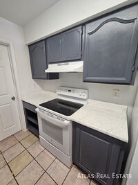 Building Photo - NOW AVAILABLE!! Renovated 2 Bedroom 1 Bath...