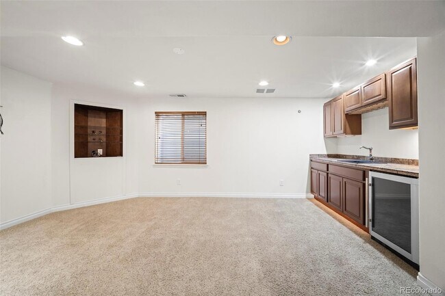 Building Photo - 421 W English Sparrow Dr