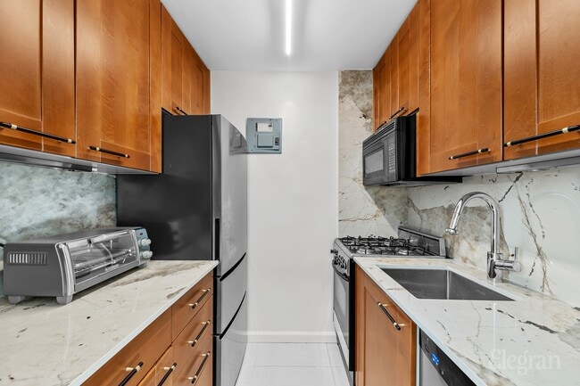 Building Photo - 225 E 36th St