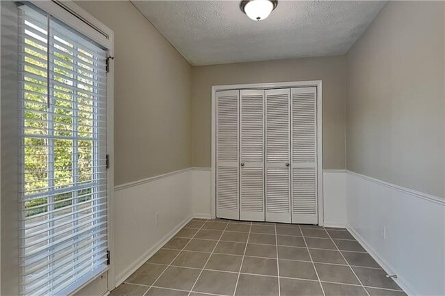 Building Photo - 2219 N Landing Run