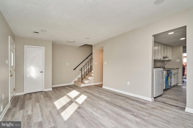 Building Photo - Charming 3-Bedroom Townhome in the Heart o...