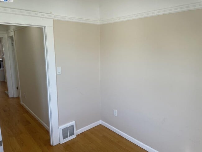 Building Photo - 586 39th Ave