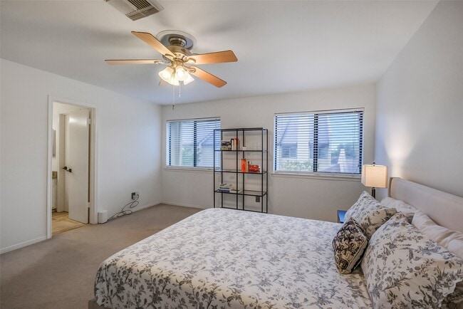 Building Photo - 1112 Bering Dr