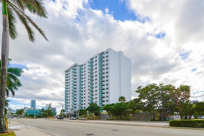 Building Photo - 3000 S Ocean Dr