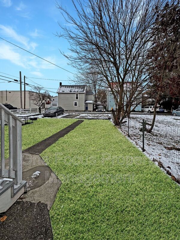 Building Photo - 325 Percy St