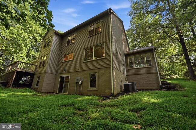Building Photo - 2 English Hills Dr