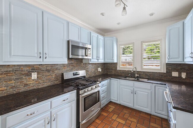 Building Photo - CHARMING 3-BEDROOM IN THE HEART OF ALAMO HEIGHTS