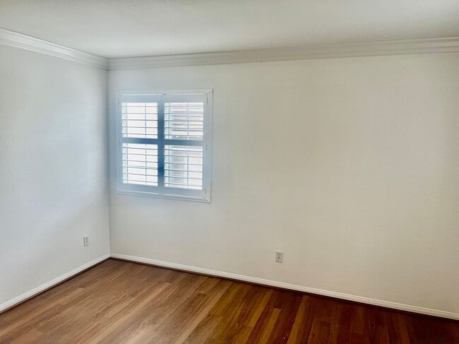 Building Photo - Stunning 4br + Den located on a view lot i...