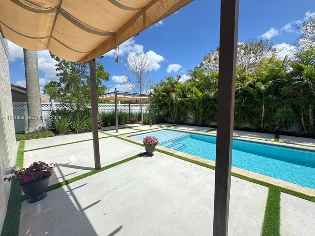 Building Photo - 20160 NW 9th Dr