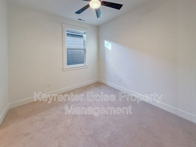 Building Photo - 622 E Krall St