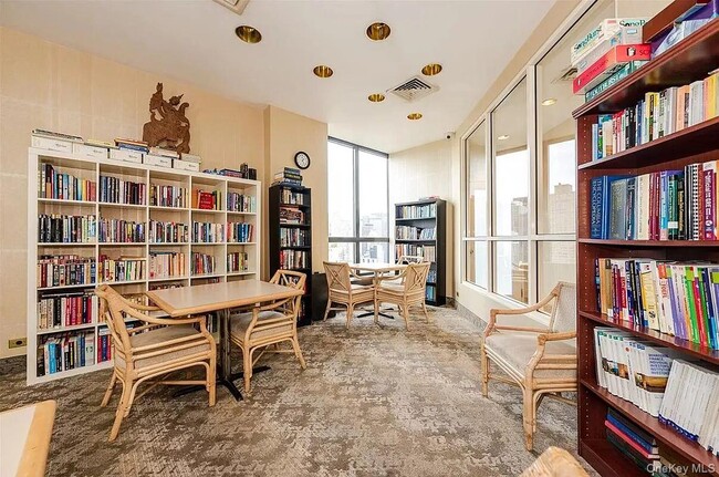 Building Photo - 415 E 37th St