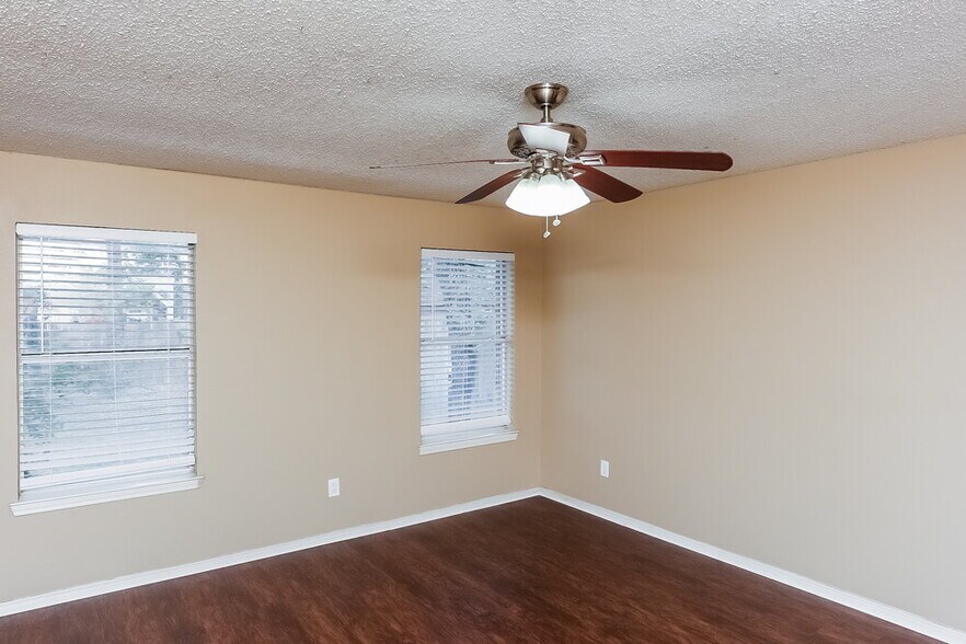 Building Photo - 7325 Meadows Dr N
