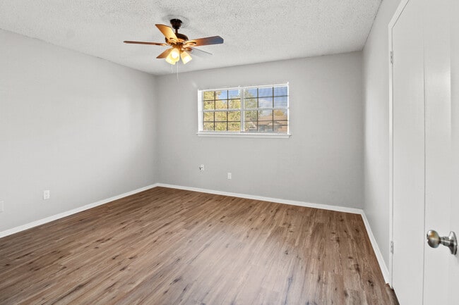 Building Photo - 7127 Gatewood Dr