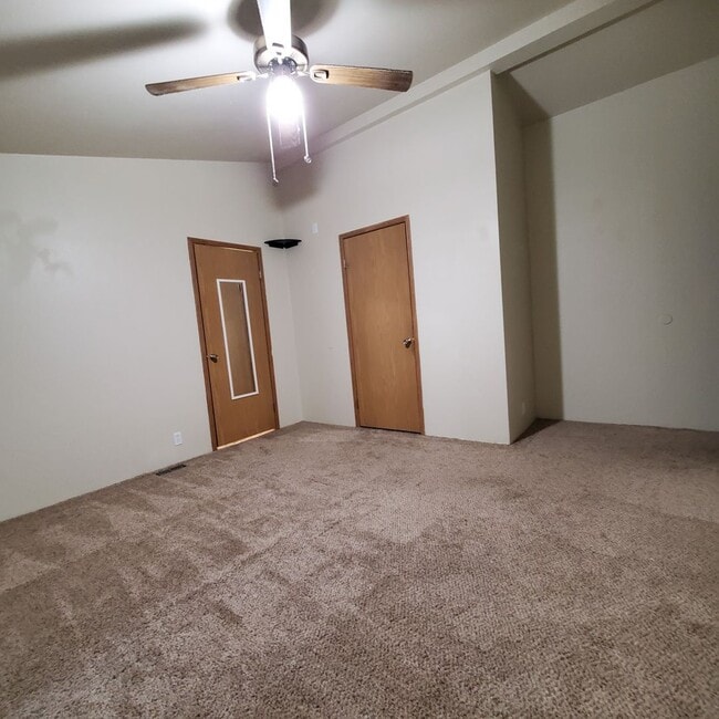 Building Photo - Pet Friendly 4 Bed / 2Bath Home w/ Garage