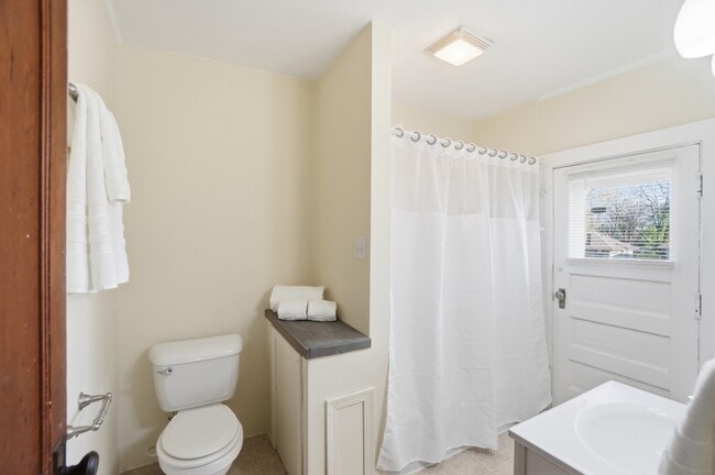 Building Photo - 1033 Forest Ave