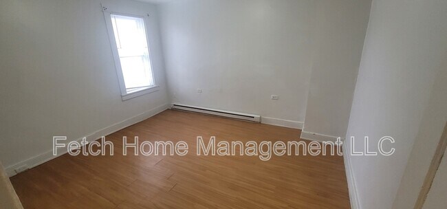 Building Photo - 438 E Strawberry St