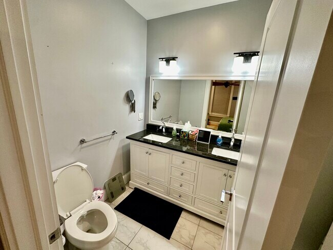 Building Photo - 11 S Mason St