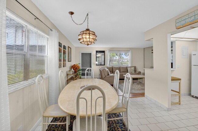 Building Photo - 359 Saxony Trail