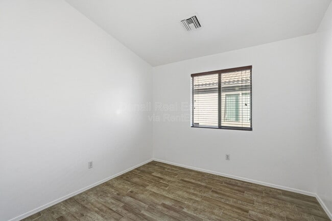 Building Photo - 7159 S Providence Dr